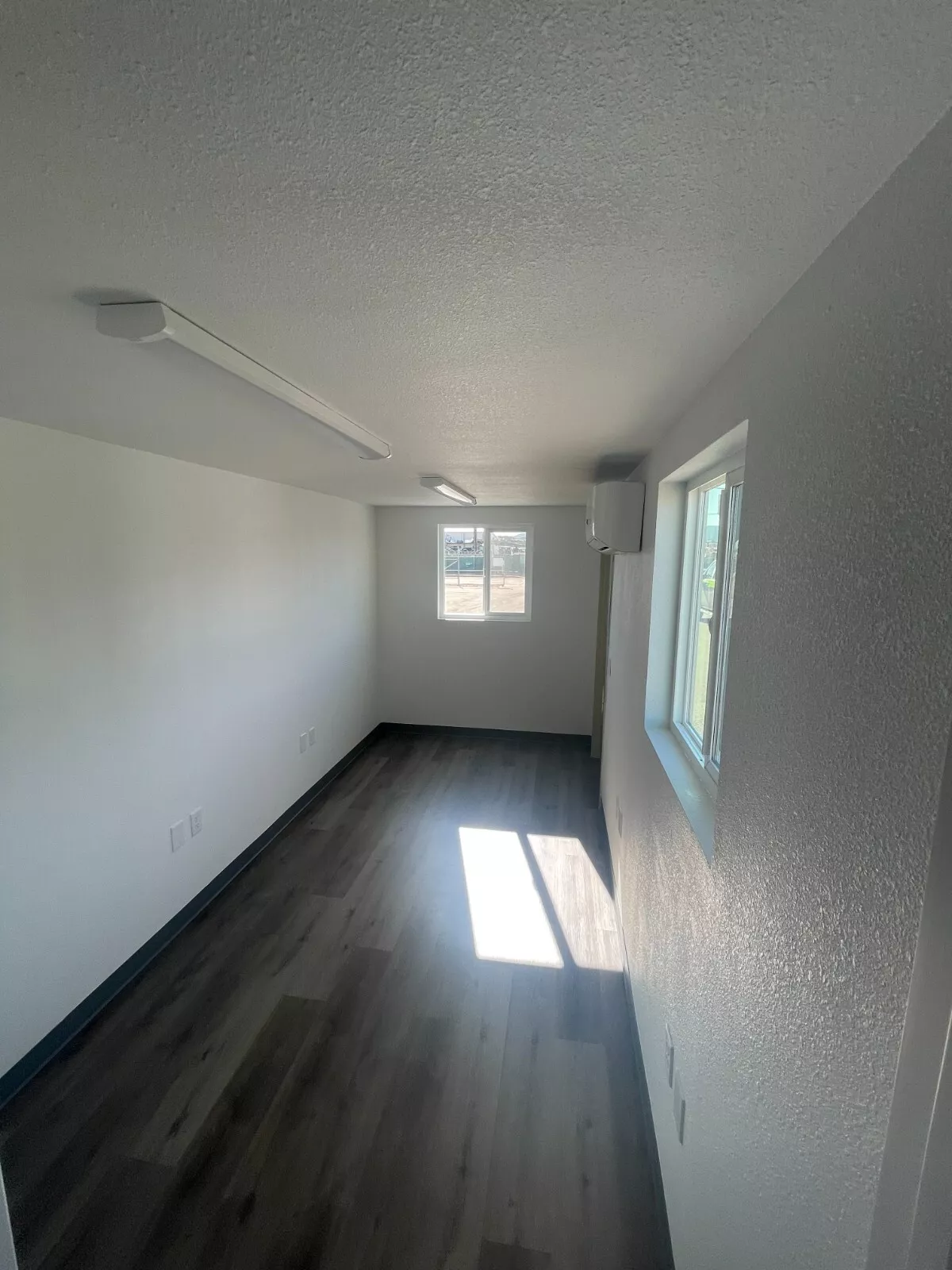 20ft office in refurbished shipping container - Image 8