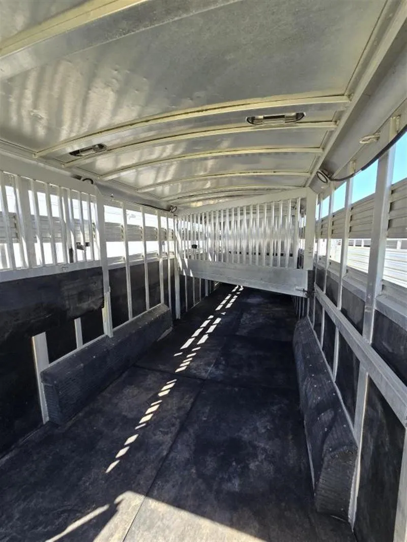 2006 C&C 4 Horse Gooseneck Trailer - Image 11