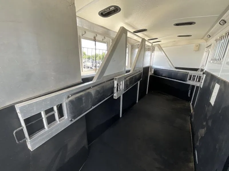 2005 Jamco 4 Horse Gooseneck Trailer - Image 11