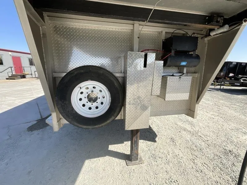 2005 Jamco 4 Horse Gooseneck Trailer - Image 32