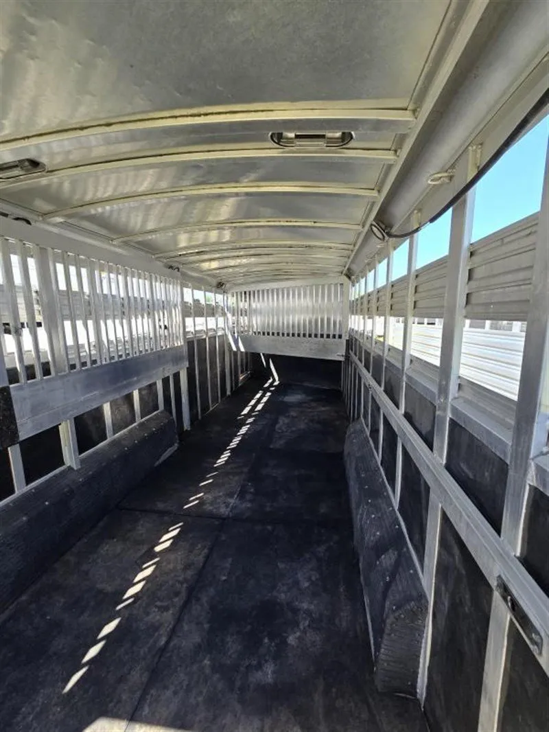2006 C&C 4 Horse Gooseneck Trailer - Image 10