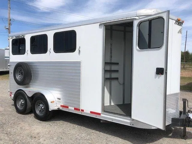 2010 Merhow 3 Horse Slant Load Bumper Pull - Image 2