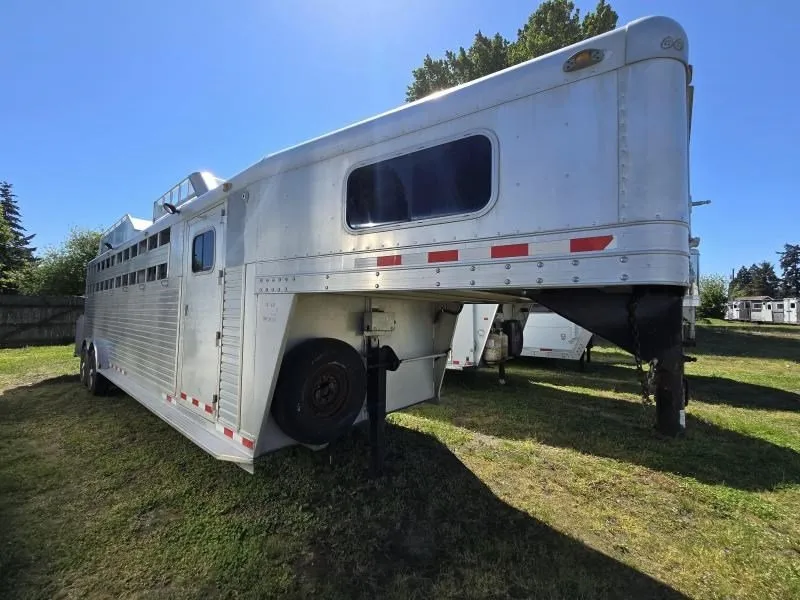 2006 C&C 4 Horse Gooseneck Trailer - Image 2
