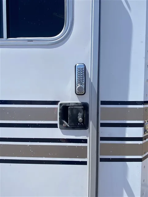2000 Sooner 4 Horse Bumper Pull SUPER CLEAN - Image 13