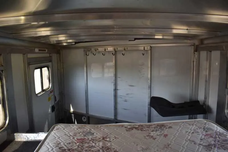 2014 Sundowner 2 Horse Gooseneck Trailer - Image 6