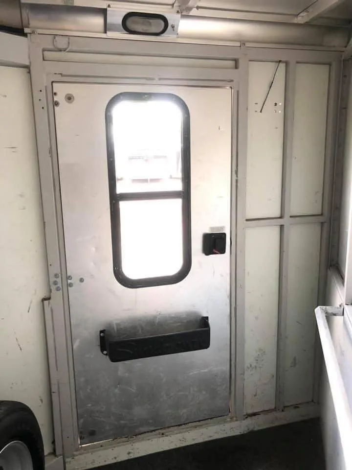 1998 Sundowner 3 Horse Slant - Image 14