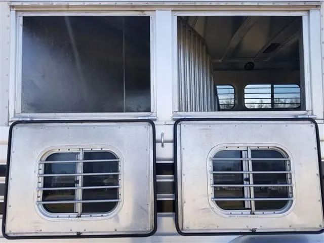 2001 4 Star 2 Horse Bumper Pull Slant Load - Image 11