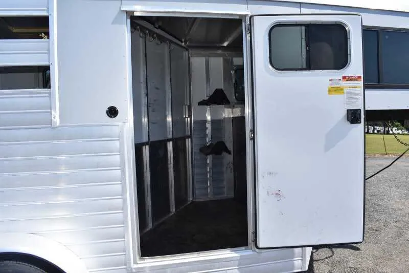 2014 Sundowner 2 Horse Gooseneck Trailer - Image 5
